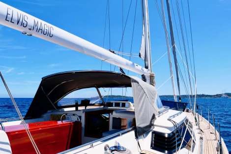 Review img # 43 of the yacht ELVIS MAGIC